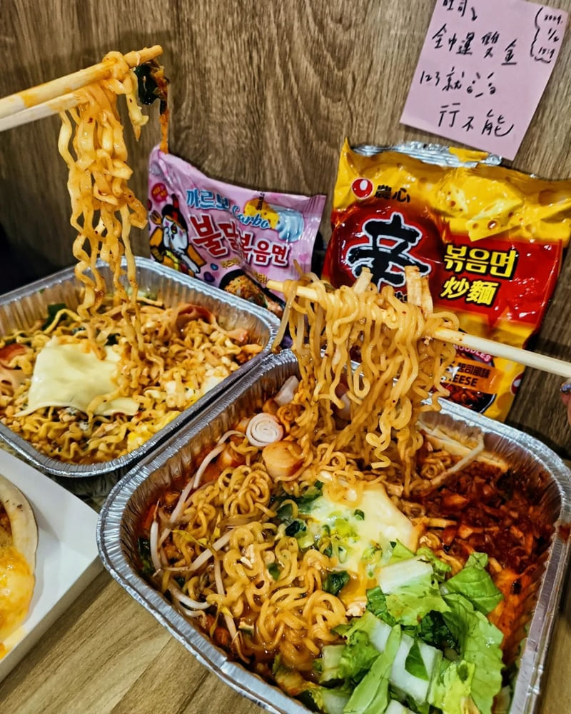 「24H無人拉麵店」台北近期最夯、自主點餐、濃郁泡麵、煮麵樂趣與多重選擇！