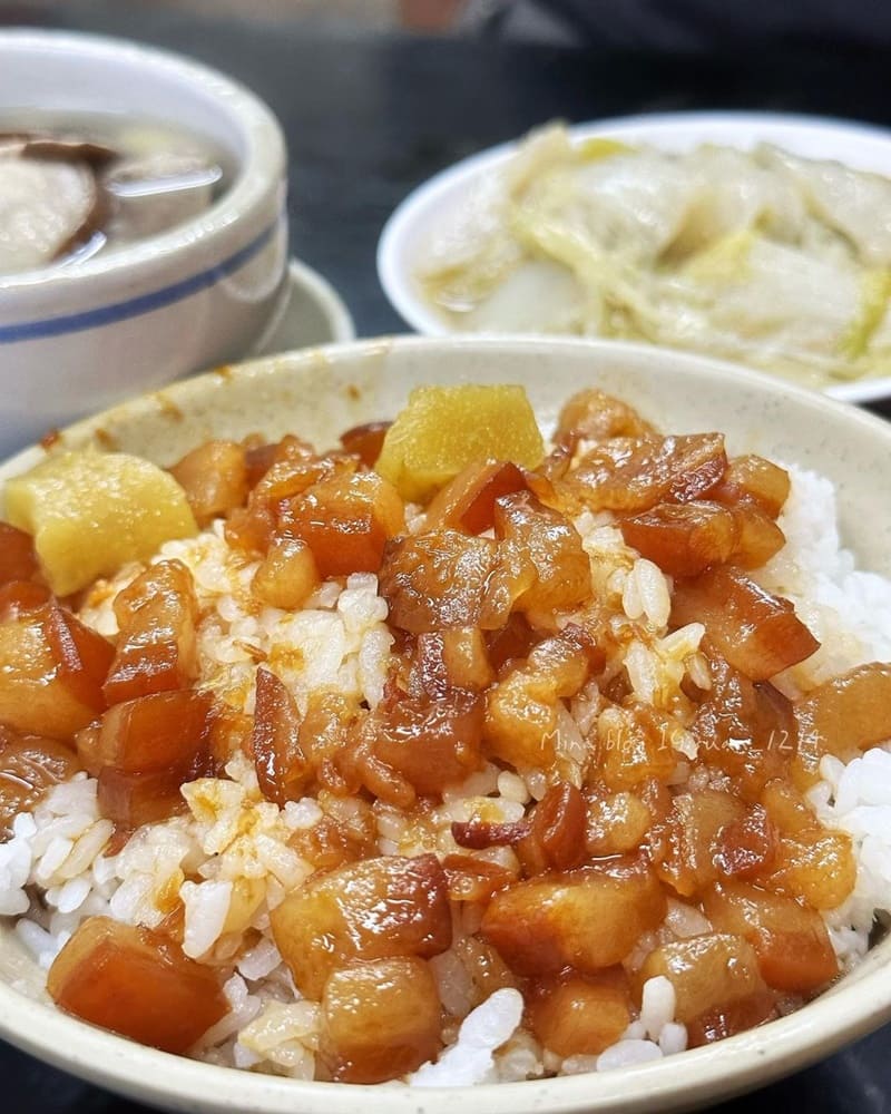 「今大魯肉飯」三重美食巡禮，破萬評價的極致魯肉饗宴，肥美多汁，白飯Q彈，小菜多樣誘人！