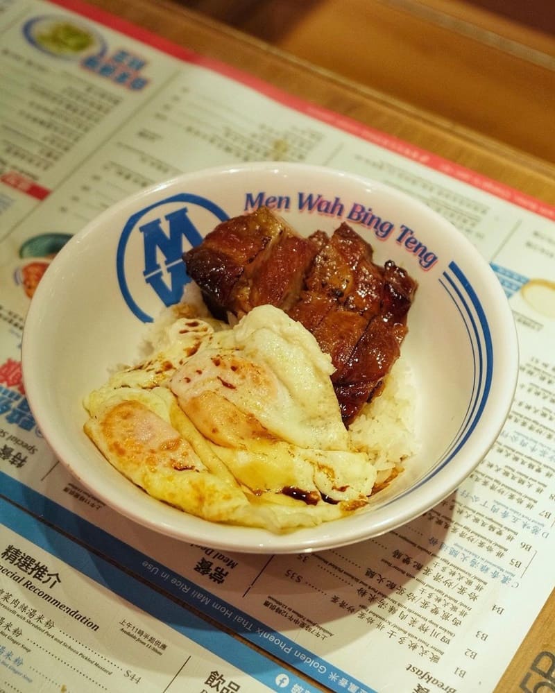 「敏華冰廳」香港灣仔美食探店｜霓虹燈復古魅力，黯然銷魂飯、煉奶西多士、港式奶茶，味蕾盛宴！