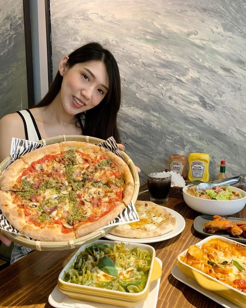 台北市美食~瑪莉珍pizza 即將邁入20年品質不變、真材實料，不只是學生族群的最愛，更是上班族外帶美食聚餐首選 瑪莉珍手工披薩新鮮、現點現做，口味多元化，創意持續更新，40多種客製化組合pizza，百吃不厭