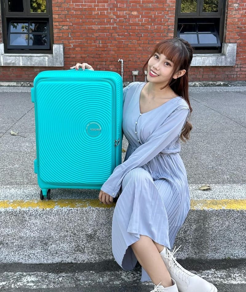 「CURIO美國旅行者行李箱」輕巧時尚，多功能分層，獨特上掀式設計，讓旅行更輕鬆愜意！
