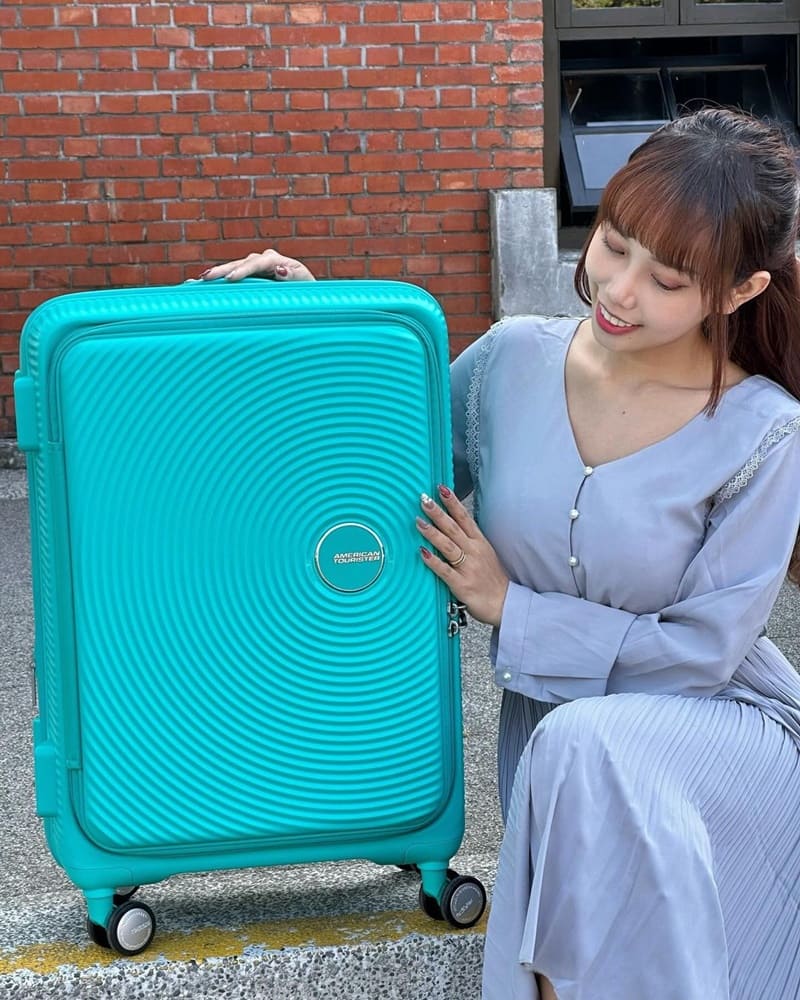「CURIO美國旅行者行李箱」輕巧時尚，多功能分層，獨特上掀式設計，讓旅行更輕鬆愜意！