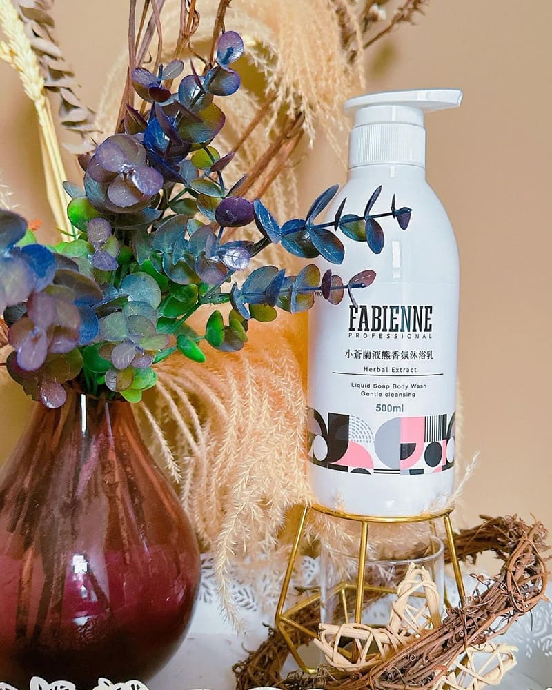 「法比娜小蒼蘭沐浴系列」頂級沙龍品質，溫和呵護換季敏感肌膚，搭配控油洗髮精及保濕護髮素！