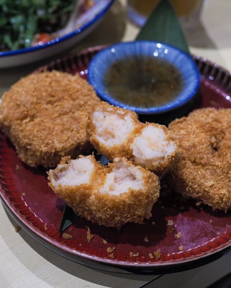 沒想到中午也能吃到日式居酒屋！位於新竹的福氣廚房，鄰近公園跟住宅區很清幽，一樓座位幾乎是吧台區，可以欣賞師傅料理 二樓座位區適合多人聚會，還有6～8人包廂，這裡不只是日式料理，最近還推出泰國菜實在太酷，一次滿足兩種味蕾