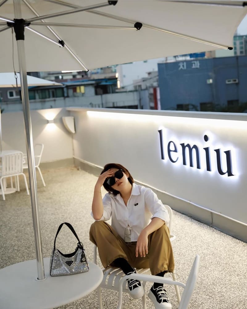 「Lemiu Cafe」首爾聖水洞咖啡廳、灰白色調、藝術造景、情侶家人出遊拍照首選！