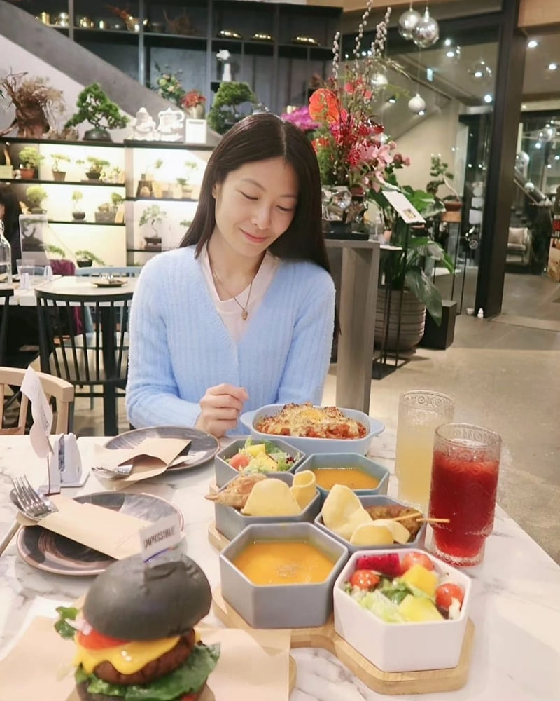 「OVO Cafe」香港灣仔療癒系餐廳｜岩曬彈性素食、品味健康美食新據點！