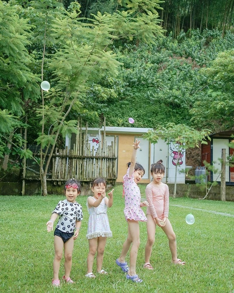 「愛露營 桃花源露營區」苗栗推薦露營區｜雨中歡樂水戰、優雅草地露營體驗，麵麵媽咪推薦！