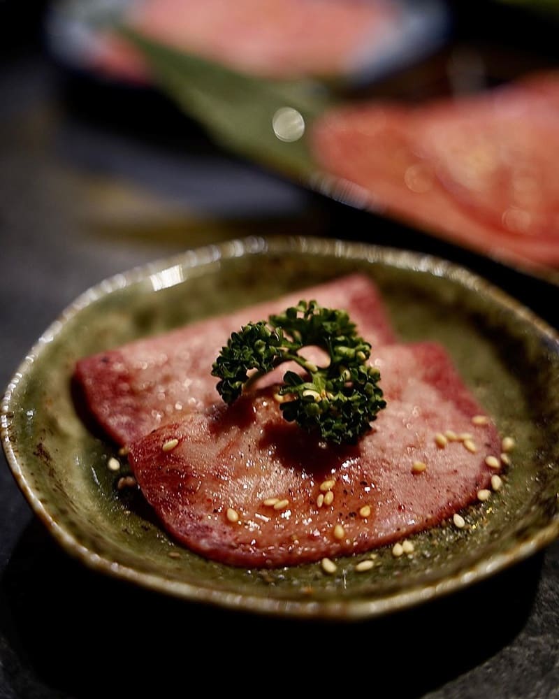 頂級精緻和牛燒肉在這裡！位於台中市政府捷運站附近巷弄裡的柏和牛燒肉，採預約制 全程有專人桌邊現烤 餐廳的座位以板前吧檯為主，讓客人可以近距離觀賞主廚的烤肉過程，只需專注於享受美食，非常幸福