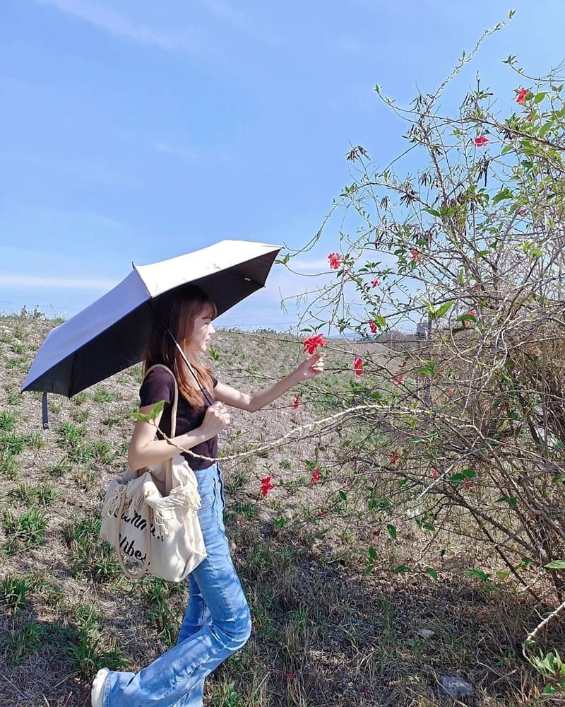 天氣總是變化陰晴不定，出門在外必備，晴雨兩用降溫傘☂️ 好天氣出遊☀️物理防曬遠比化學防曬重要，我真的每次出門都會忘記擦防曬😂幸好包裡或車上都會備著傘✌🏻