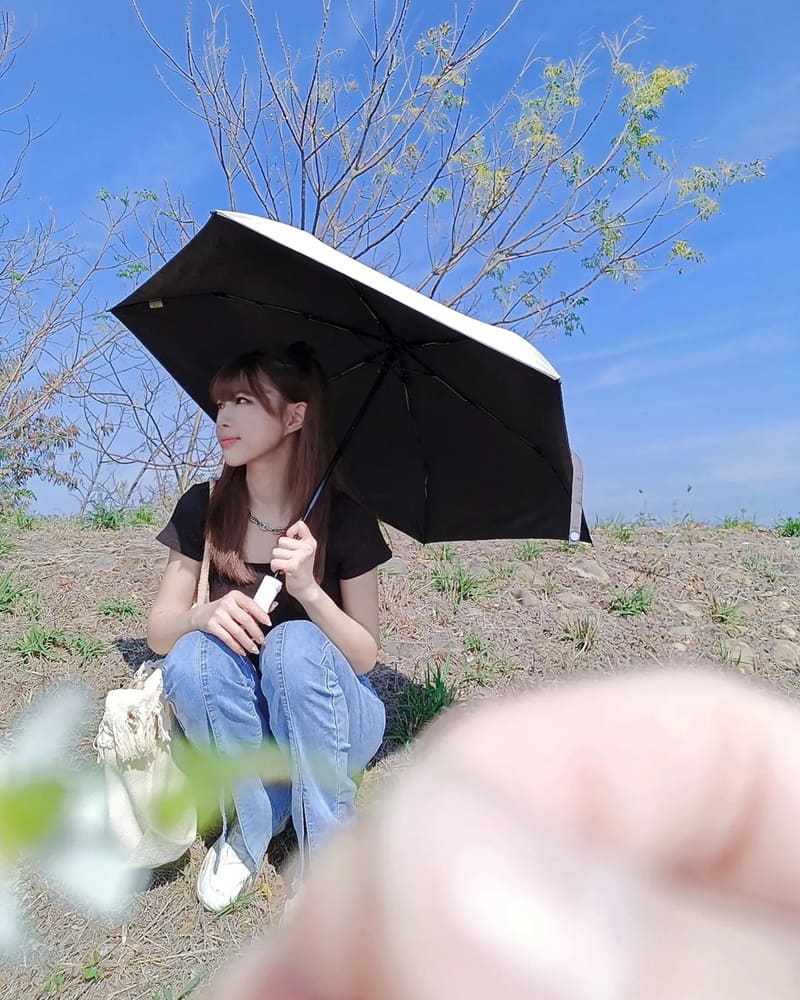 天氣總是變化陰晴不定，出門在外必備，晴雨兩用降溫傘☂️ 好天氣出遊☀️物理防曬遠比化學防曬重要，我真的每次出門都會忘記擦防曬😂幸好包裡或車上都會備著傘✌🏻