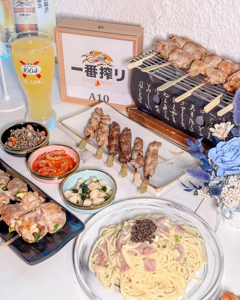 「極串私廚餐酒館」台中凌晨美食熱點！原汁原味串燒、絕品甜點齊聚、蘋果火焰威士忌蛋糕必試！