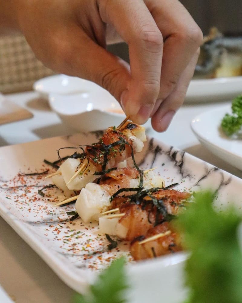 「炊煙裊裊炭火串燒」新竹炭火串燒居酒屋！東區必吃燒烤、細味日式懷舊風情！