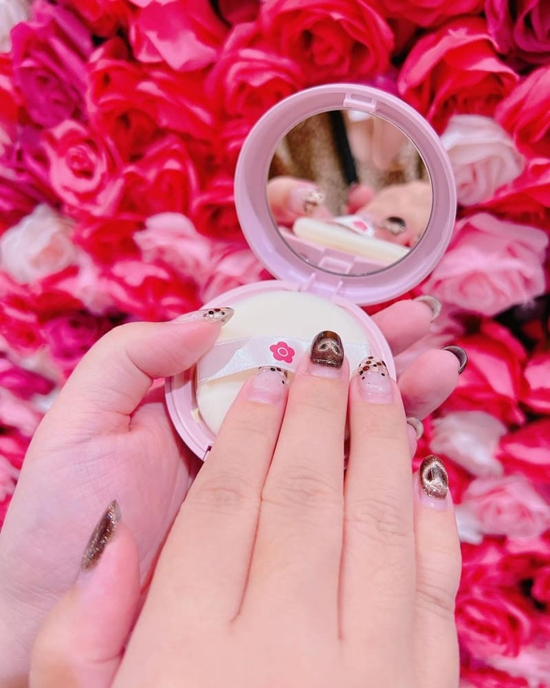 「DAISY DOLL定妝保濕噴霧」日本開架彩妝品牌！無瑕蜜粉、彩妝系列銷售冠軍！