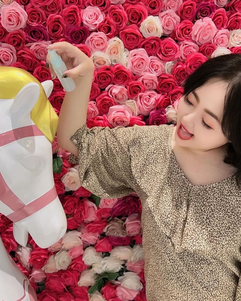 「DAISY DOLL定妝保濕噴霧」日本開架彩妝品牌！無瑕蜜粉、彩妝系列銷售冠軍！