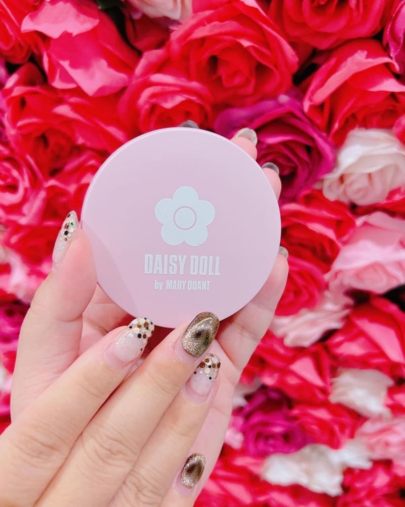 「DAISY DOLL定妝保濕噴霧」日本開架彩妝品牌！無瑕蜜粉、彩妝系列銷售冠軍！