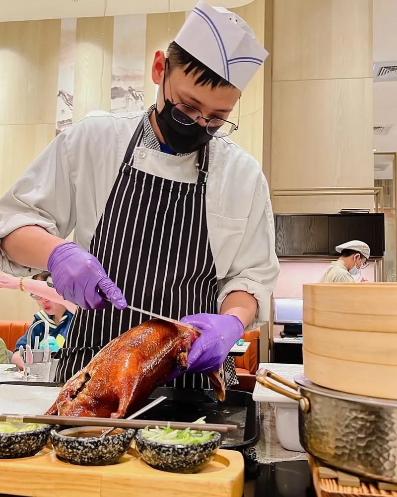 「上菜片皮鴨專賣店」桃園店全台第一間！烤櫻桃片皮鴨、肉嫩多汁、漢來美食旗下！