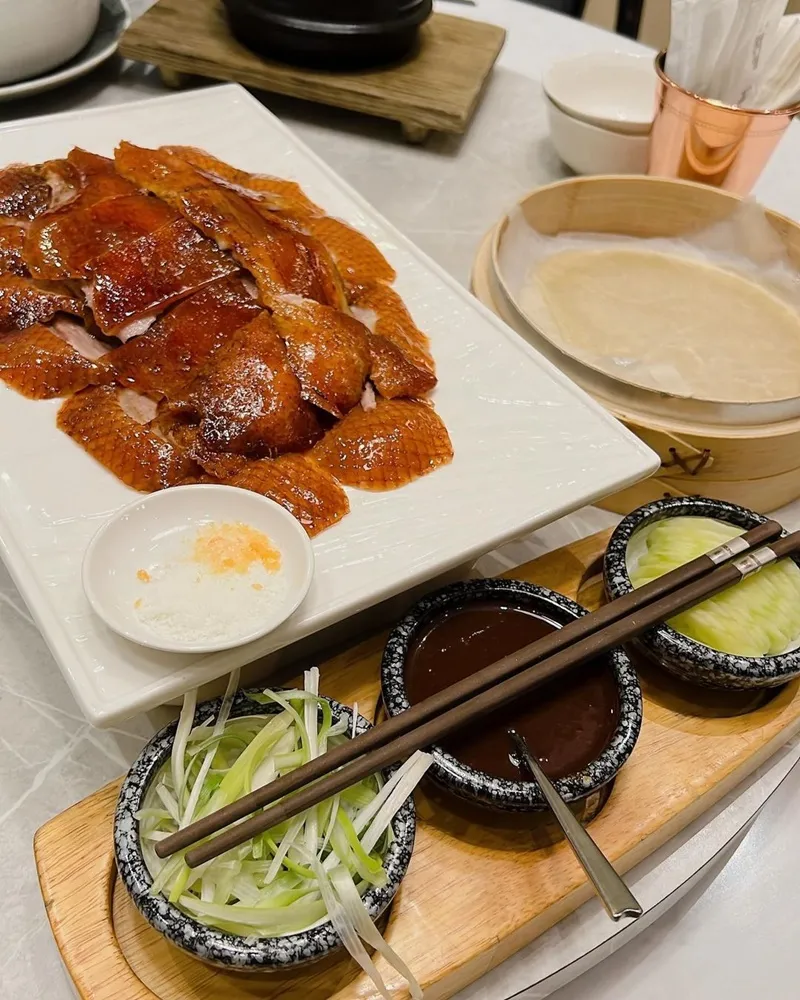 「上菜片皮鴨專賣店」桃園店全台第一間！烤櫻桃片皮鴨、肉嫩多汁、漢來美食旗下！