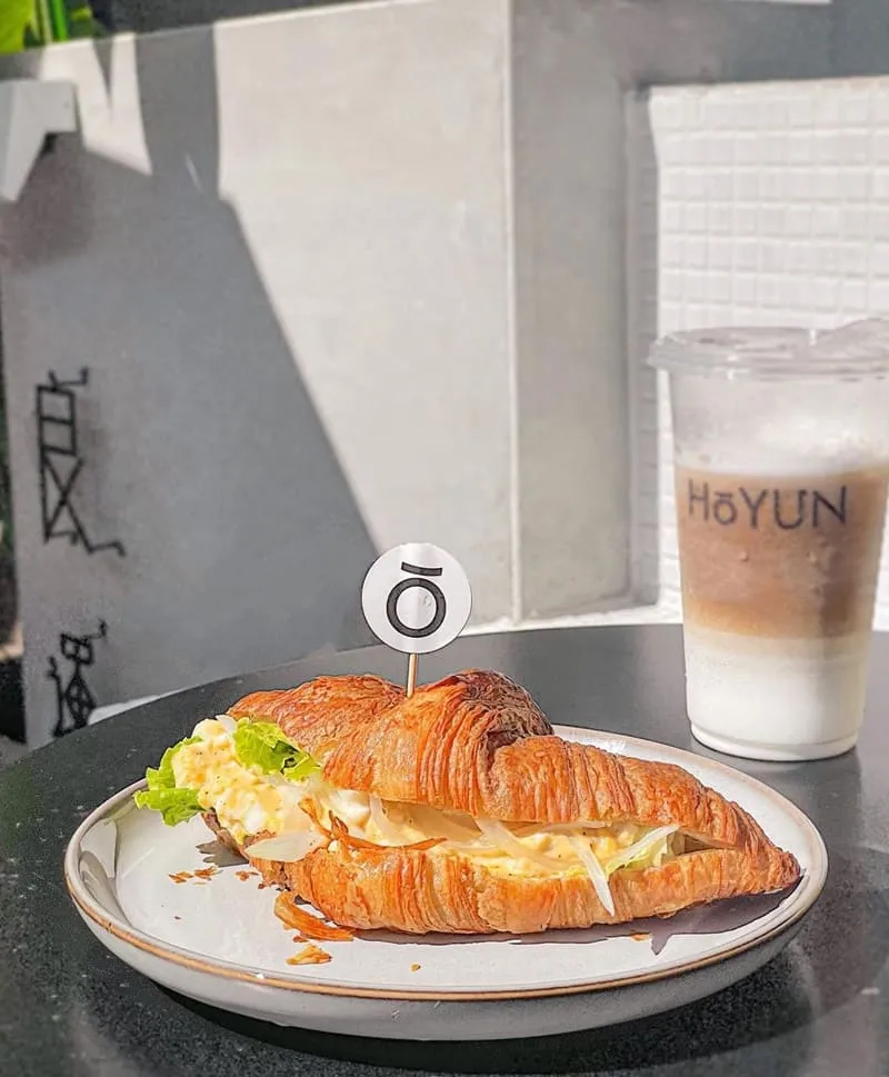 「良運Hoyun Cafe」高雄逍遙園旁新穎咖啡廳！簡約質感、芒果氣泡飲清新解渴、蛋沙拉可頌香酥順口！