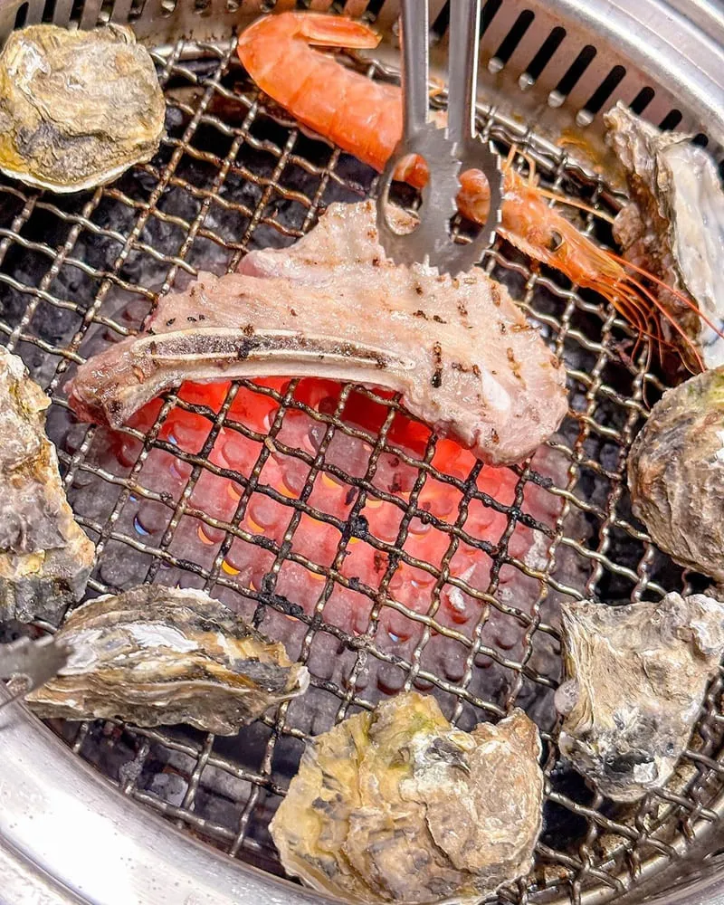 「雀爾思燒肉」小琉球必吃燒肉！鮮蚵、天使紅蝦、澳洲和牛吃到飽、啤酒暢飲！
