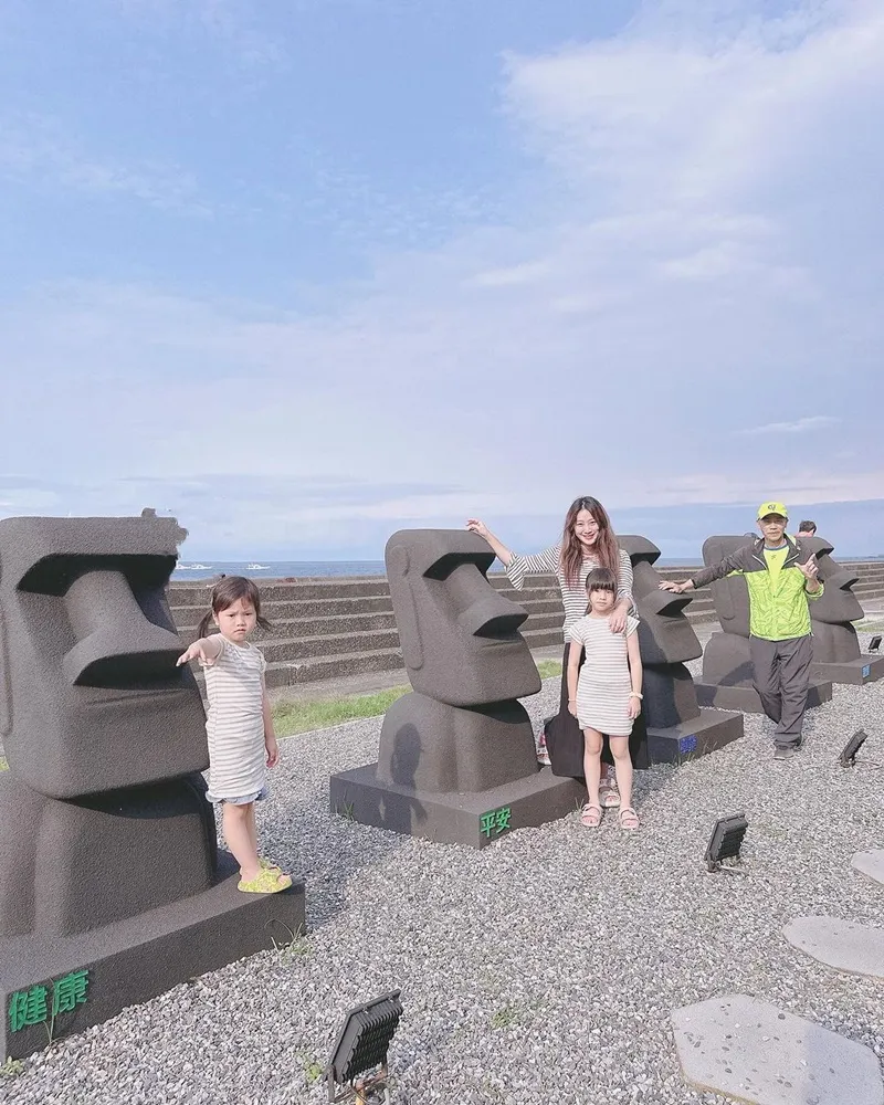 「基隆摩艾石像」海洋大學旁隱藏版打卡景點！7隻憨厚石像象徵各種祝福、搭配碧海藍天拍照！
