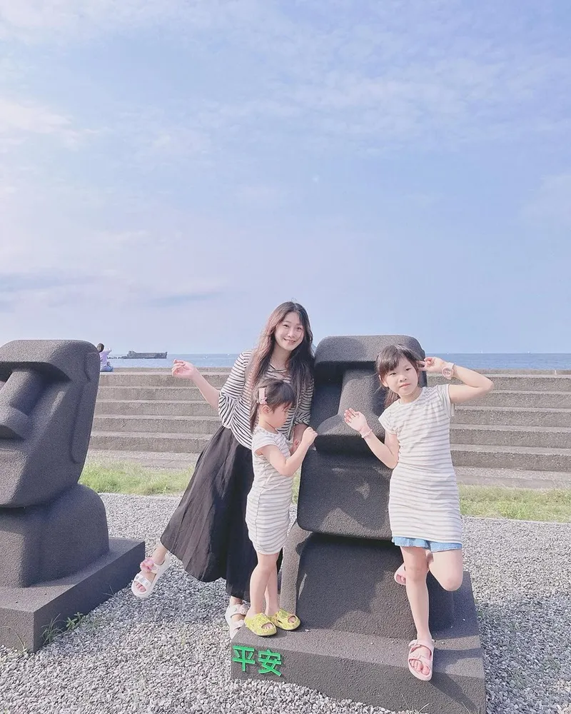 「基隆摩艾石像」海洋大學旁隱藏版打卡景點！7隻憨厚石像象徵各種祝福、搭配碧海藍天拍照！