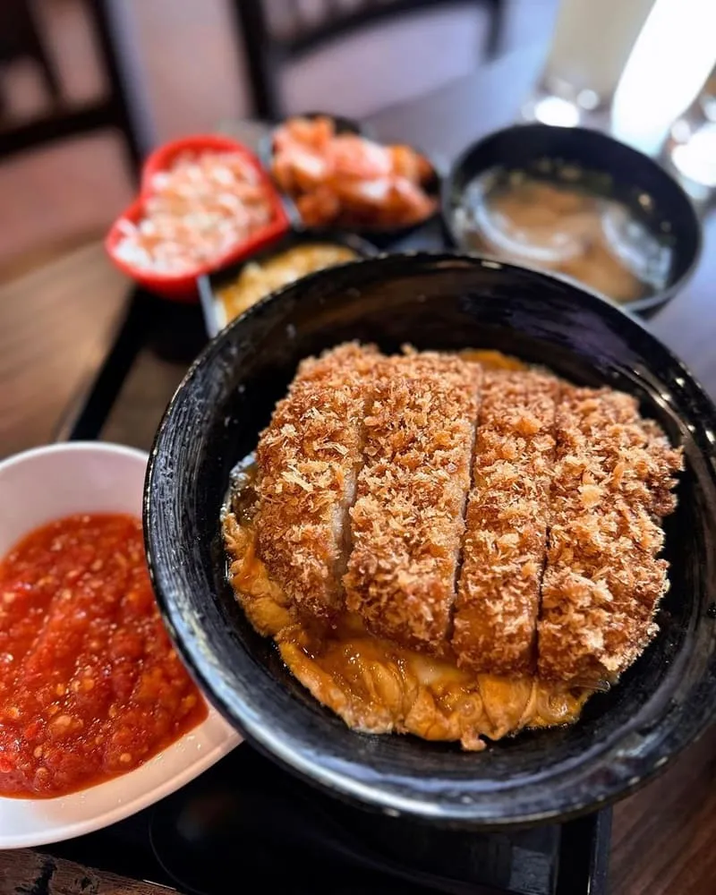 「新丼」台北大同區日式丼飯、簡單木式裝潢、熱門起司熔岩丼、高CP魅力享受！