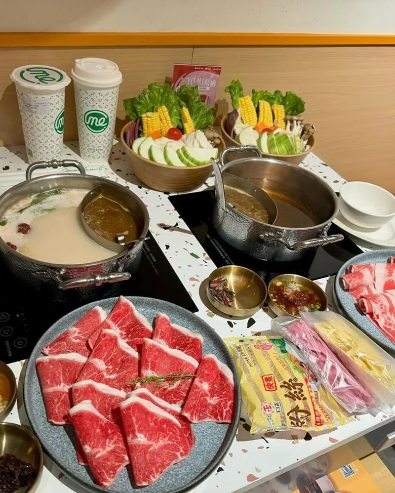 「呷哺呷哺火鍋店」信義ATT店！新鮮火鍋肉品、多樣湯頭搭配、自助剉冰品無限享用、絕對不容錯過！